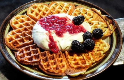 Våffelfrukost på Räddningsmissionens Frukostcafé Vasa